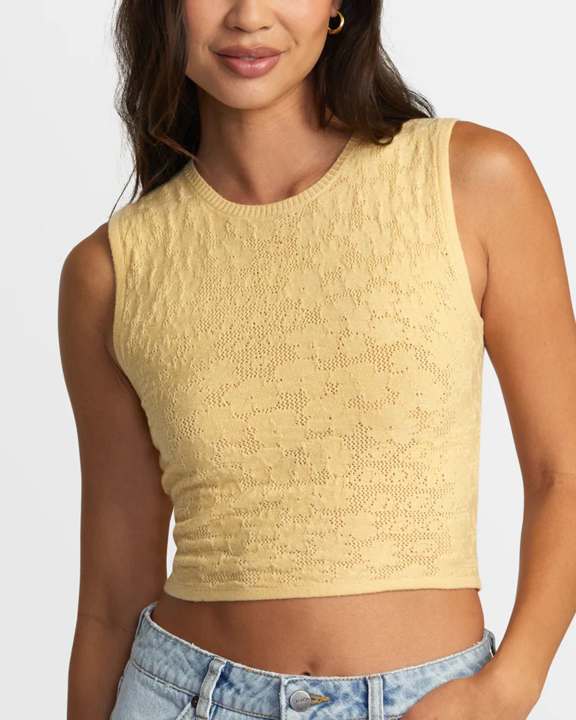 Selects Shiver Sweater Tank Crew Neck Sweater