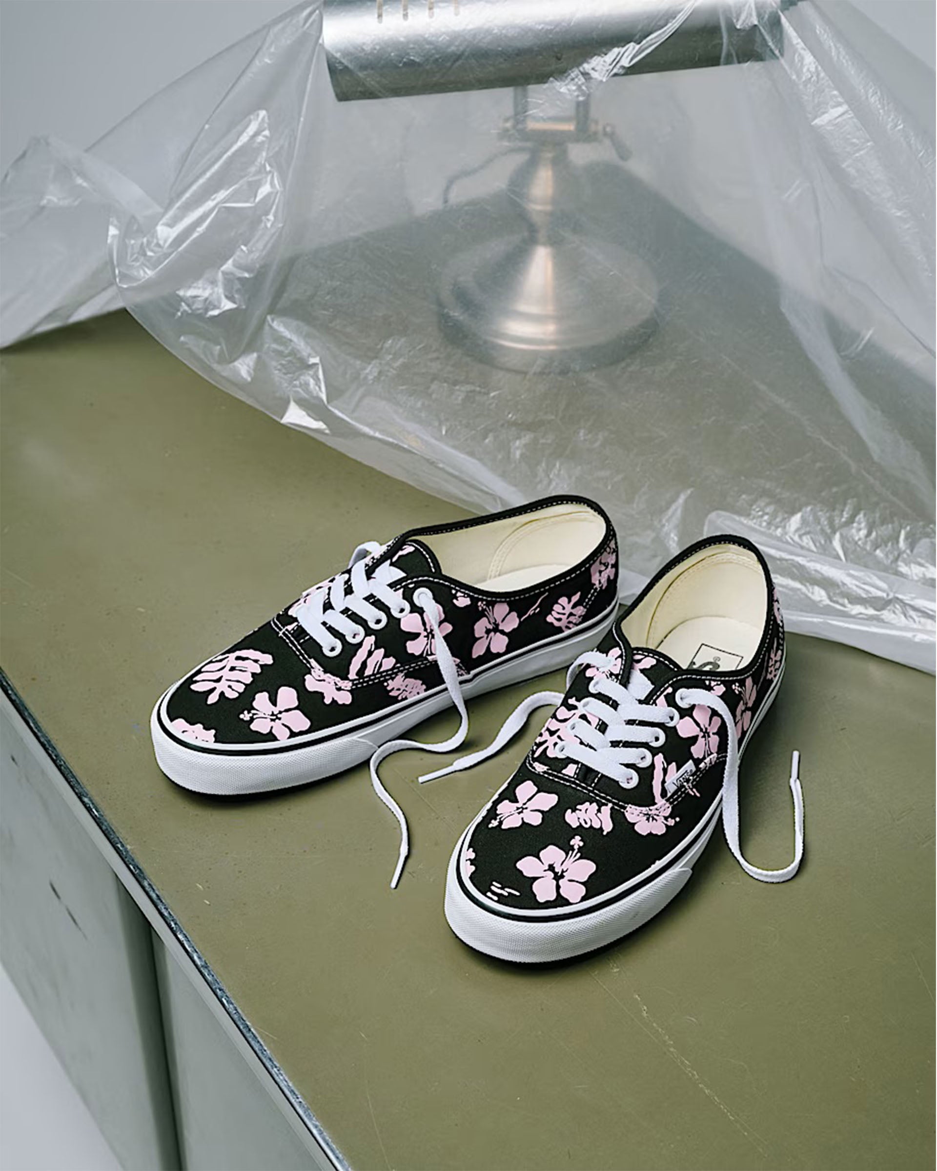 Vans Authentic Shoe - Black/Pink