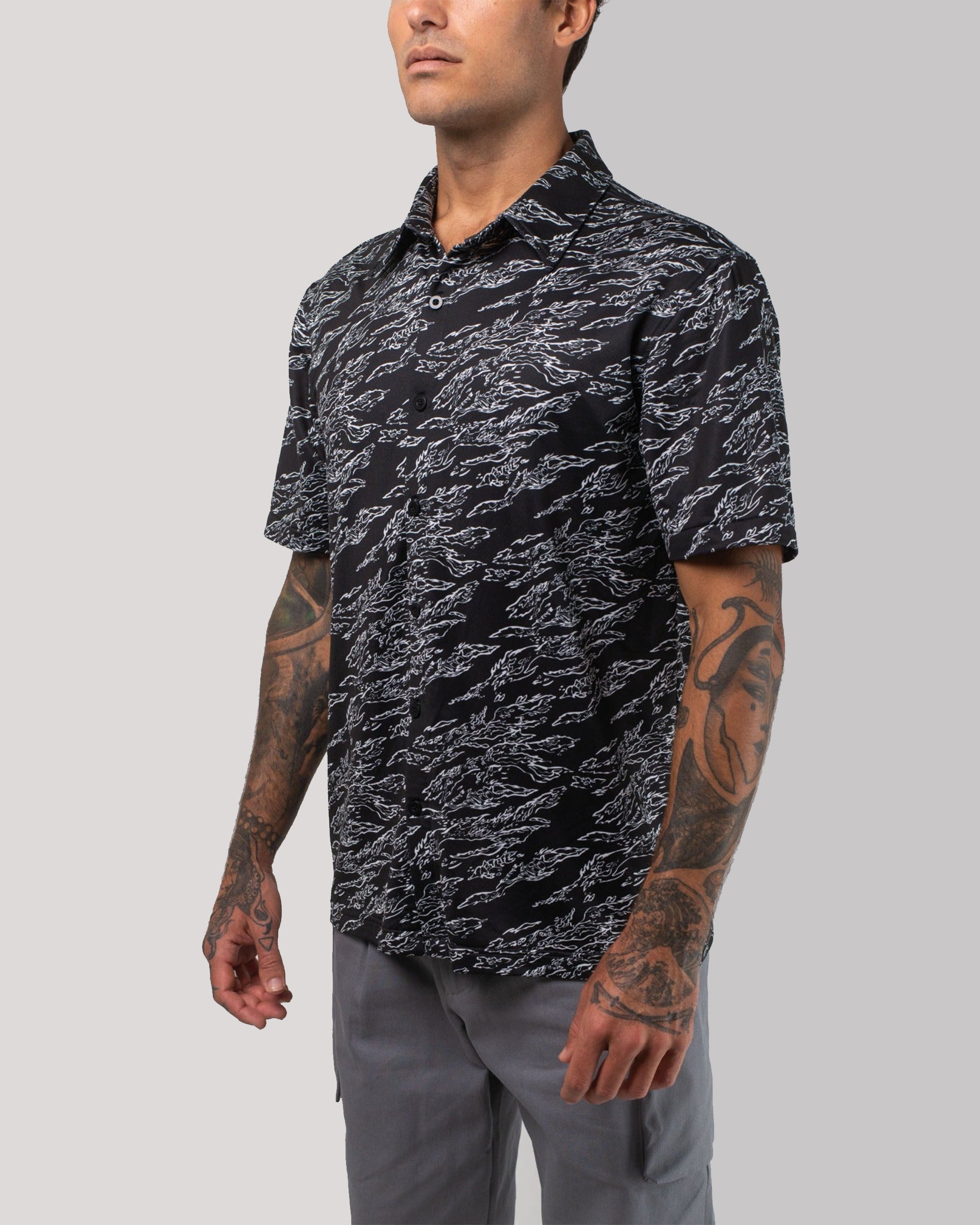 Vast. Men's Aqua Terra Midnight Camo Tech Button Up Shirt - Black